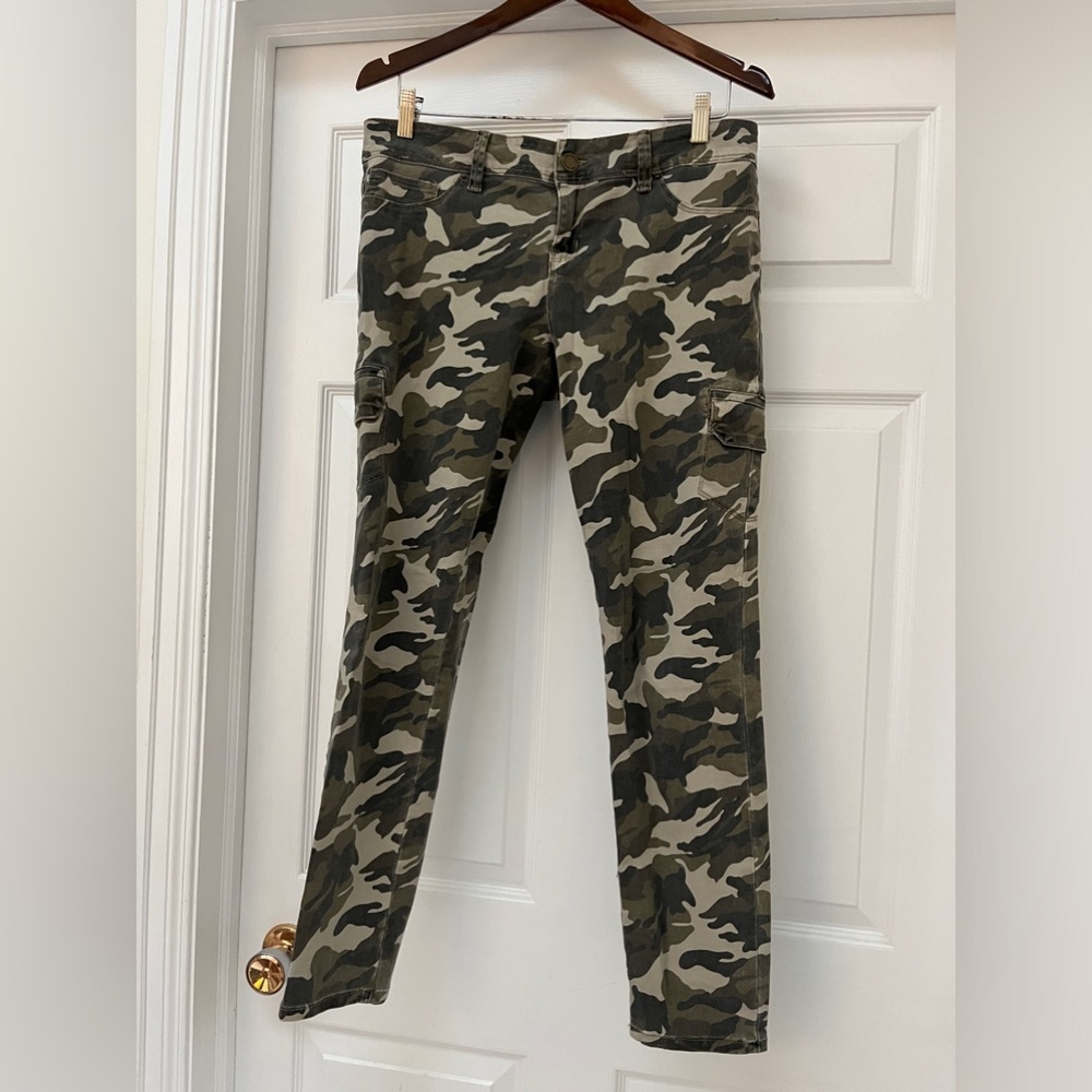 WannaBettaButt camouflage cargo ladies pants size 13